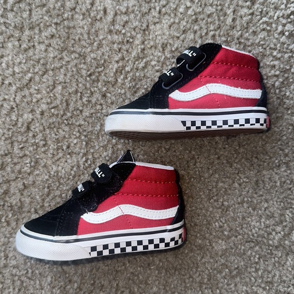 Vans Black and Red Sneakers Iconic Low-Top Design - Picture 4 of 7